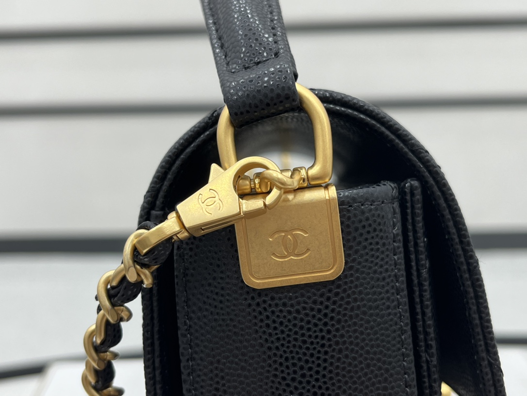Burberry Classic Handcrafted Luxury Leather Shoulder Bag Ref 5