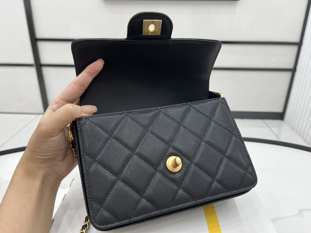 Burberry Classic Handcrafted Luxury Leather Shoulder Bag Ref 7