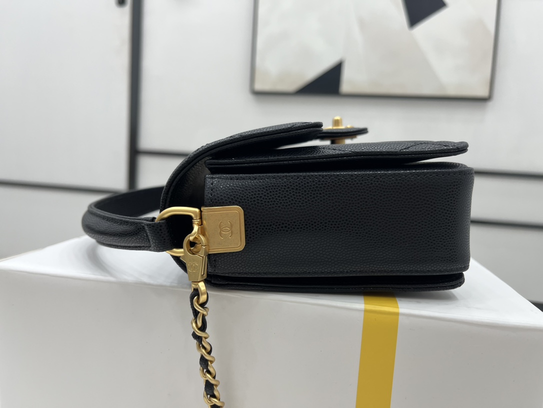 Burberry Classic Handcrafted Luxury Leather Shoulder Bag Ref 4