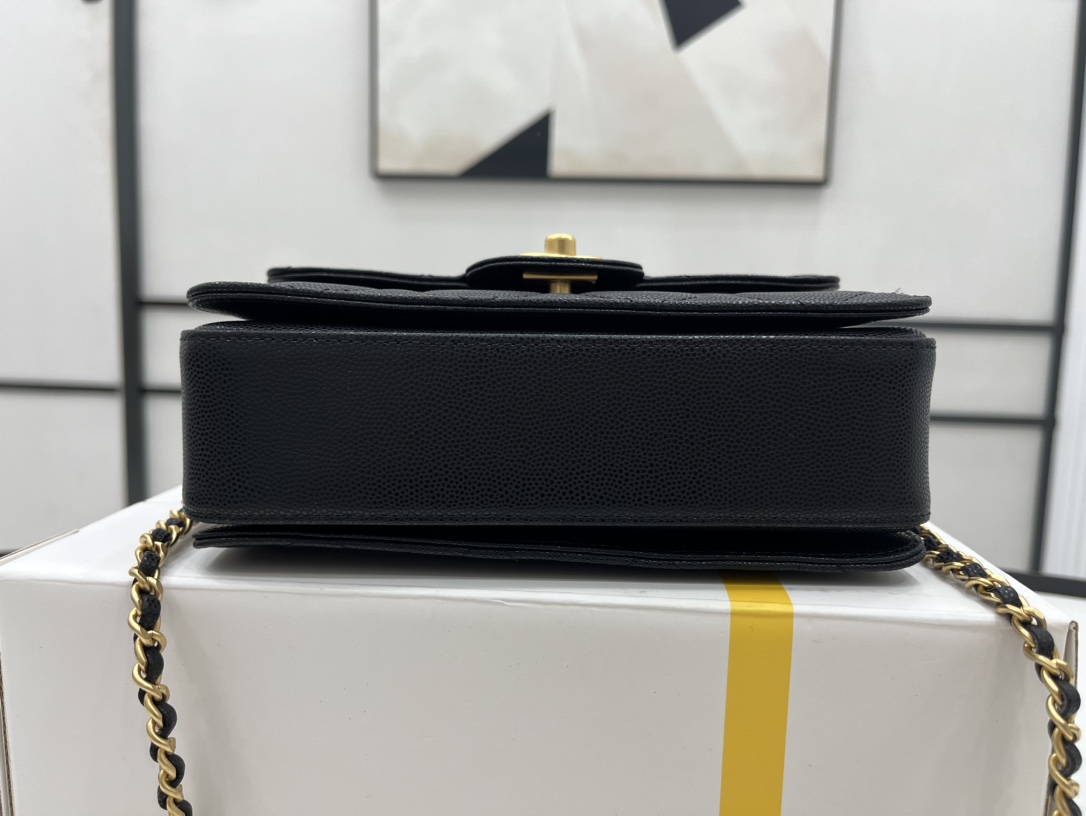 Burberry Classic Handcrafted Luxury Leather Shoulder Bag Ref 6