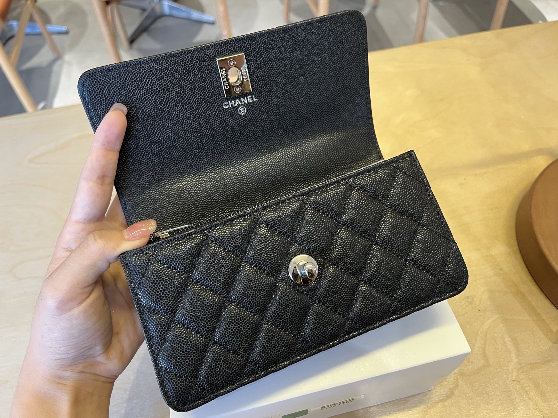 Chanel 25A Handle WOC Caviar Leather Bag, 19cm - Stylish & Versatile 7 i1742543430610 2681 0 6