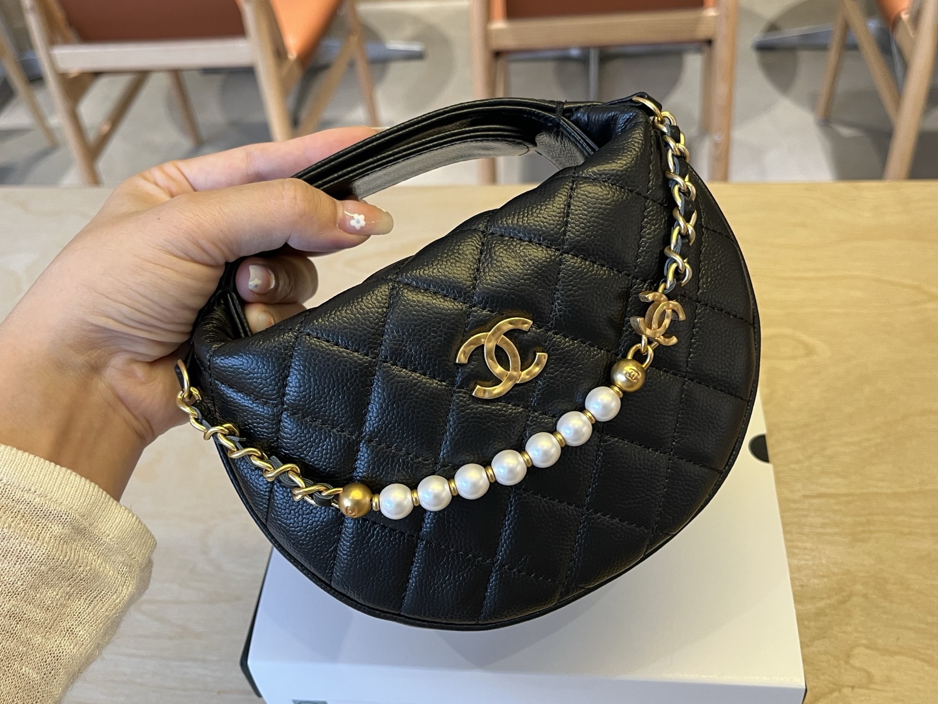 Chanel 25s Pearl Chain Hula Hoop Bag, Crescent Shape, Black Leather 7 i1745133287585 6724 0 5