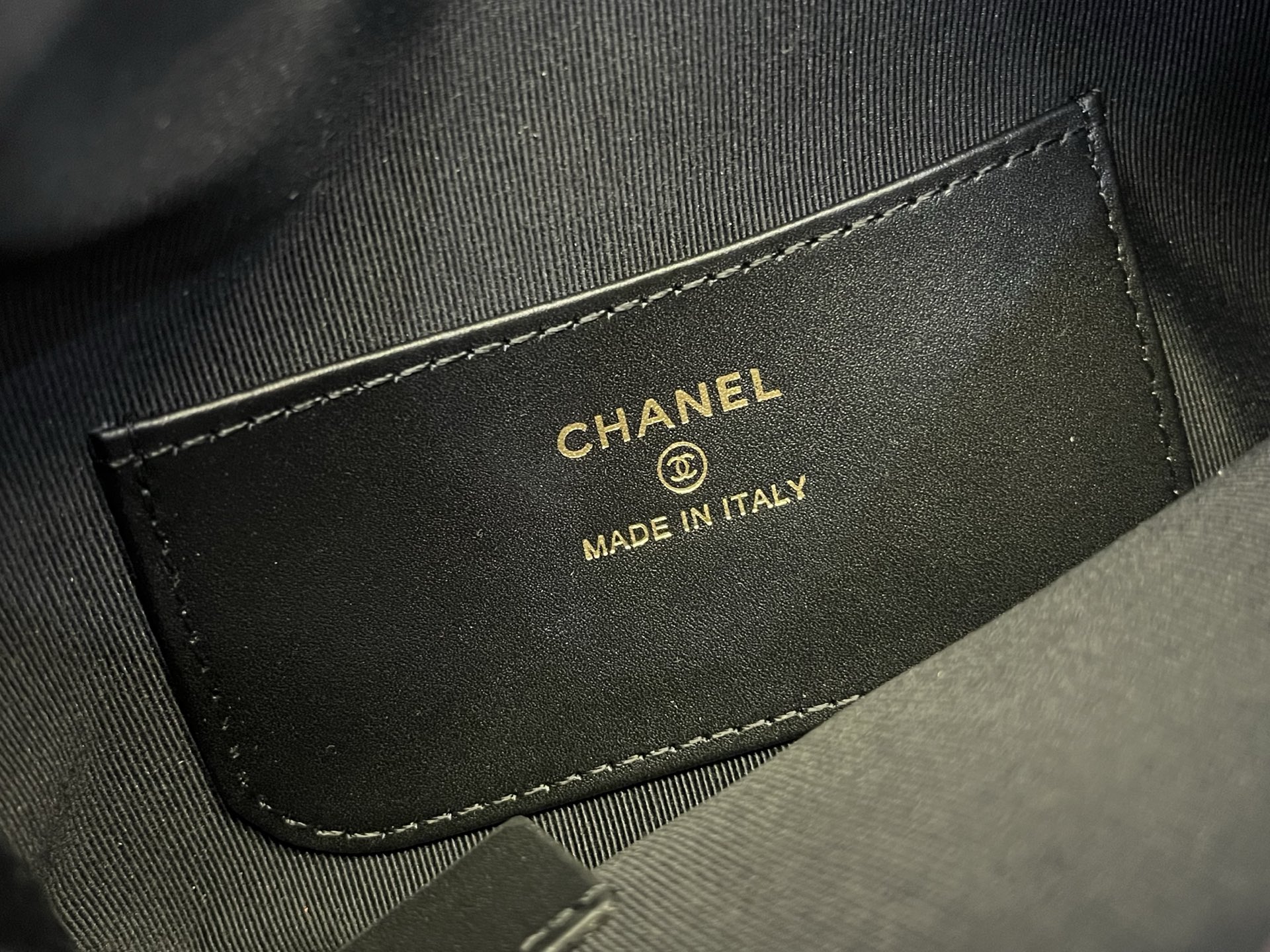 Chanel 25s Pearl Chain Hula Hoop Bag, Crescent Shape, Black Leather 10 i1745133292319 6102 0 8