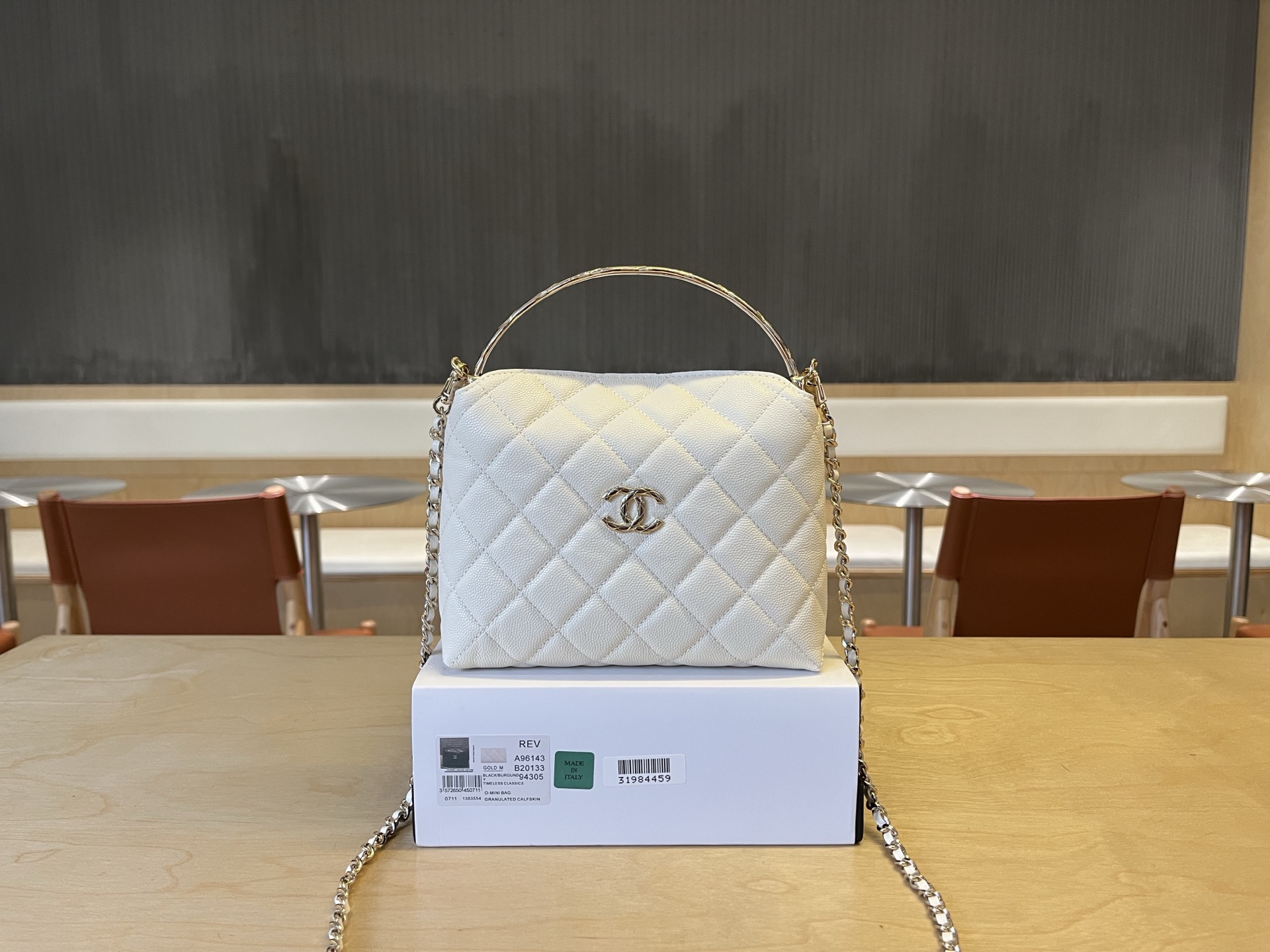 A96143 Chanel 25ss nueva serie woc, bolsita dulce, muy femenina. El bolso de color claro es perfecto para el verano. Es…