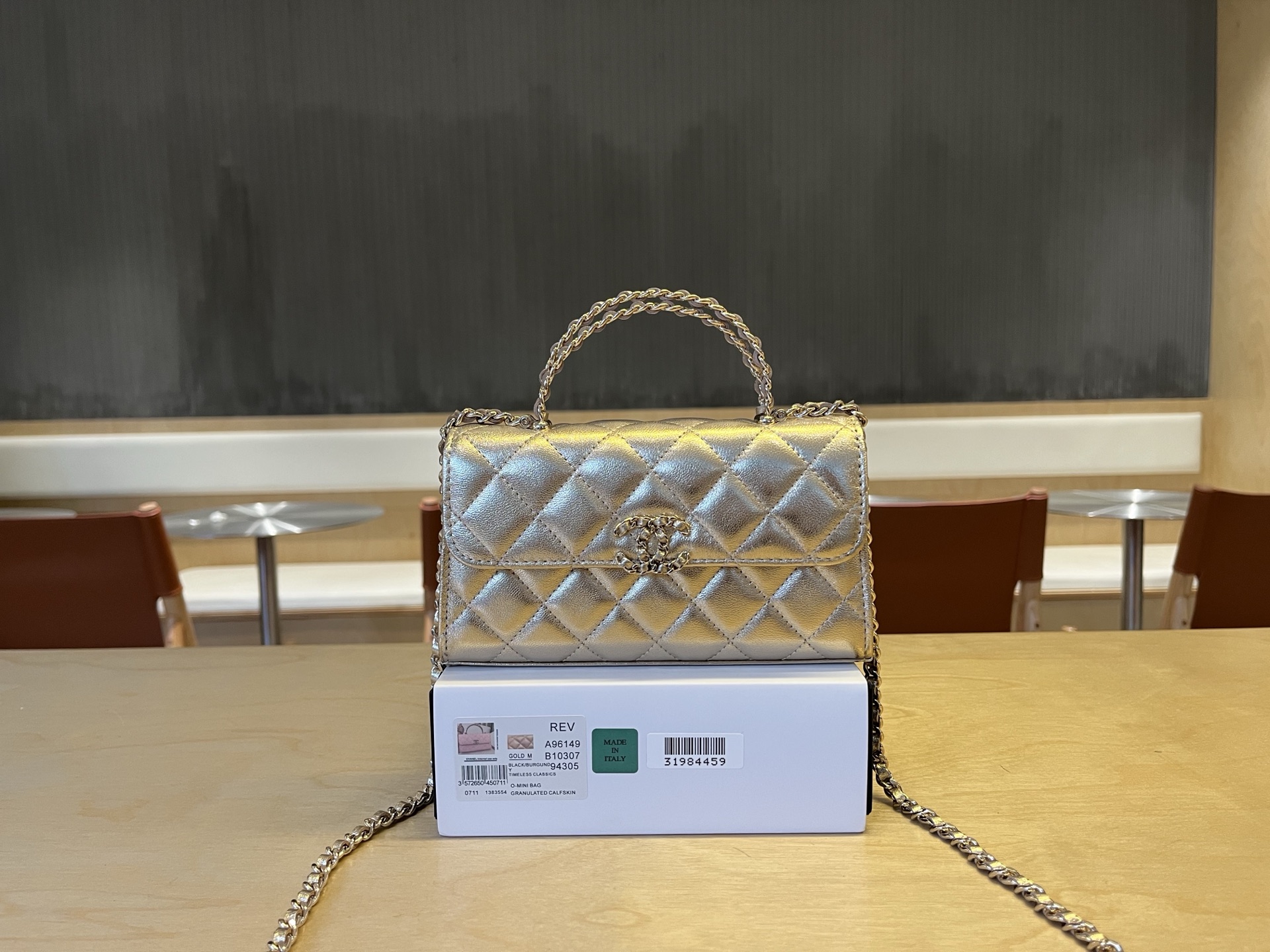 NO:389040,.A96149 Chanel 25s The most popular Kelly cowhide handle bag of this season is a hit, new color, very classic, really hard to buy, and the purchasing agent has to be premium!  The real thing is really super beautiful, you must buy it Size: 18*10*4.5cm, Chanel, chanel, chanel, cowhide19860909.A96149 Chanel 25s 本季最火最火的Kelly牛皮手柄包 大爆款 新颜色 非常经典 真的非常难买 代购都要溢价！实物真的超级超级好看,一定要买 尺寸:18*10*4.5cm,香奈儿,chanel,chanel,cowhide,Bag