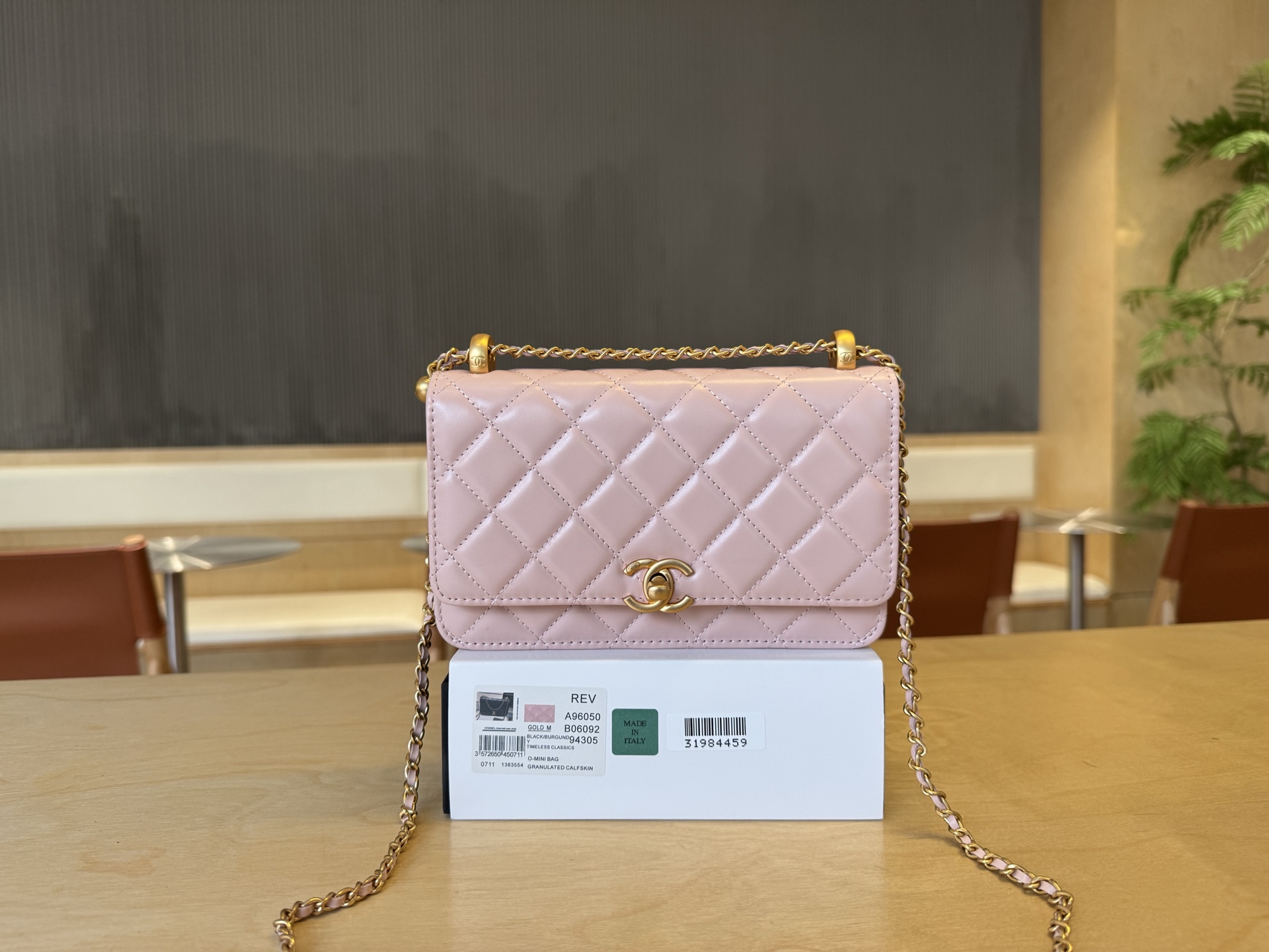 NO:688509,.A96050 Chanel 24C early autumn new product woc double gold beads. Smooth cowhide with double small gold beads. I was completely blown away when I got the actual product. It has a completely different temperament. Surprise and surprise!  Can be worn on one shoulder, across the body or by hand!  It can hold lipstick, powder, keys and other small items for going out. It can also hold a large mobile phone ~ so beautiful. Size 12.3x19.2x3.5cm, Chanel, chanel, chanel, cowhide19860909.A96050 Chanel 24C早秋新品woc双金珠 光面牛皮搭配双小金珠 拿到实物完全被种草了 完全不一样的气质 惊喜惊艳！可单肩 斜挎 手挽！能装出门用的口红 粉饼 钥匙等小物品 大手机也能装～太美好啦.尺寸12.3x19.2x3.5cm,香奈儿,chanel,chanel,cowhide,Bag