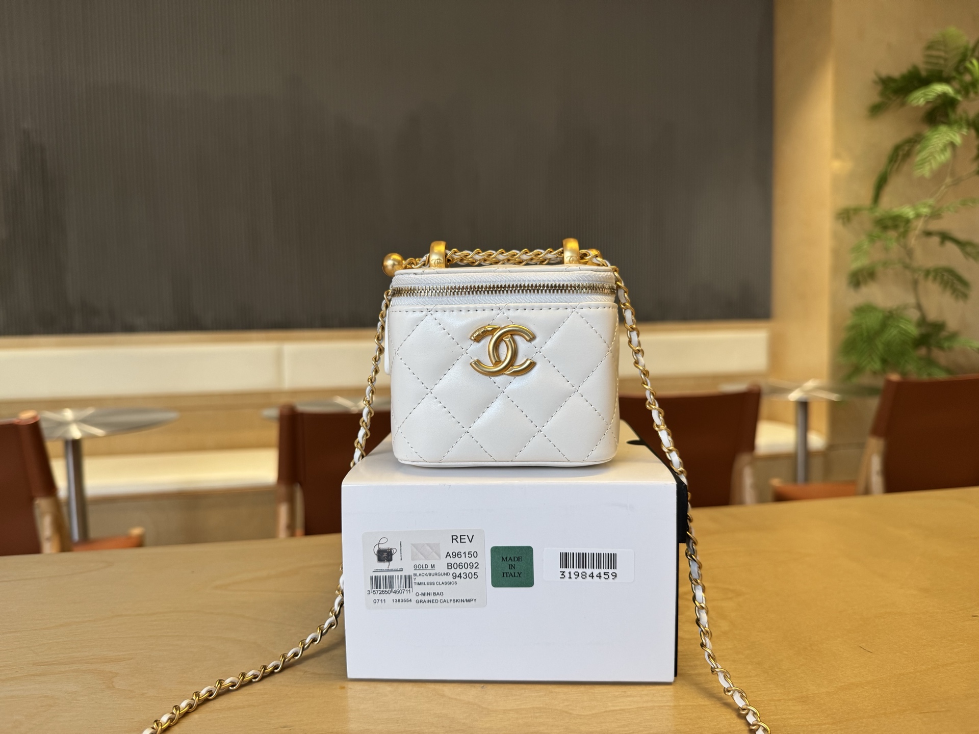 NO:688506,.A96150 Chanel 25 spring and summer new version imported waxed cowhide double gold ball lipstick box bag box storage bag size 8.5*11*7cm, Chanel, chanel, chanel, cowhide19860909.A96150 Chanel 25春夏新版本 进口油蜡牛皮 双金球口红盒子包 盒子收纳包 尺寸8.5*11*7cm,香奈儿,chanel,chanel,cowhide,Bag