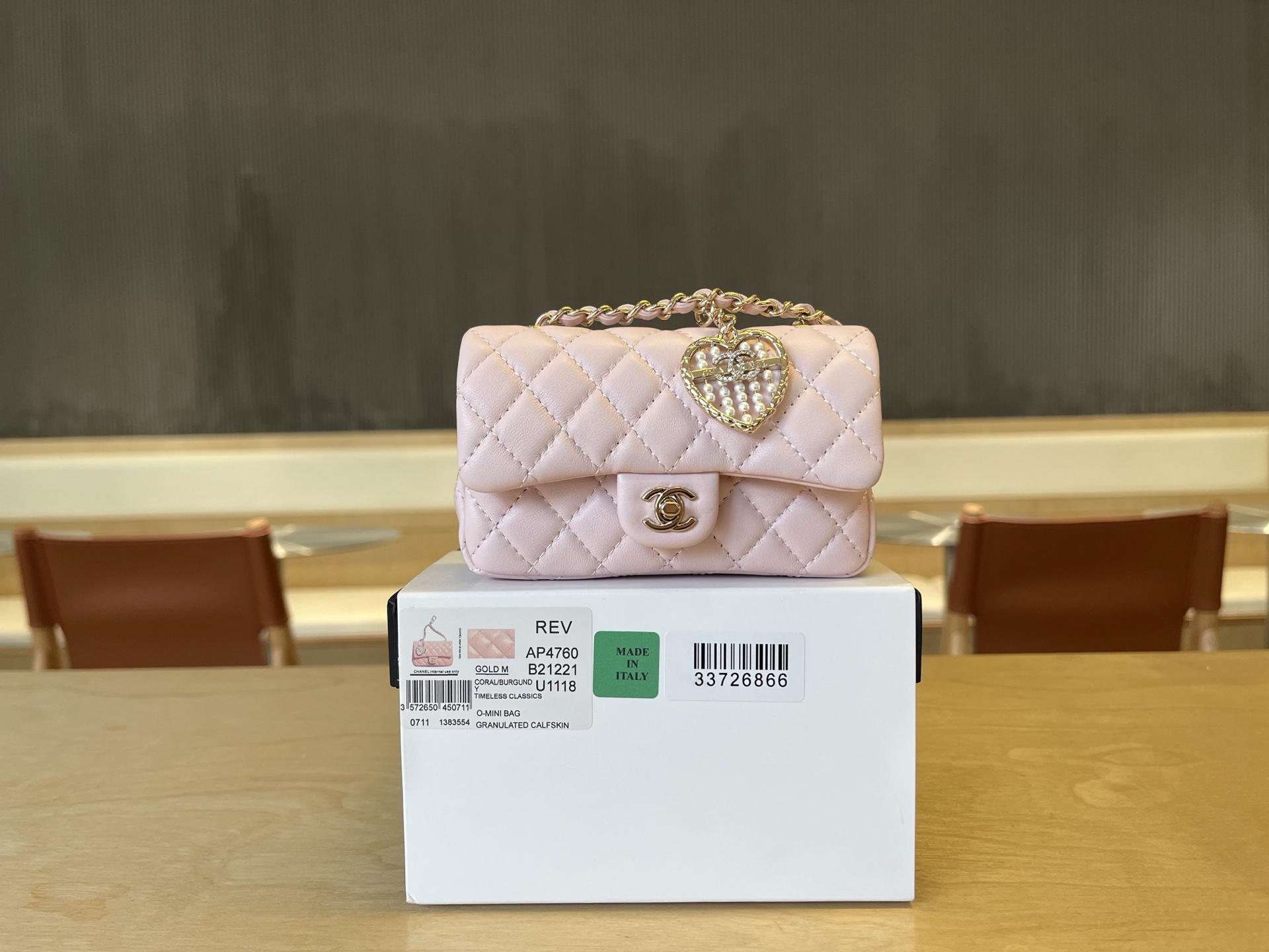 NO:389169,.AP Chane1 25A Celebrity Super Mini CF Pendant Package Super cute little CF styling pendant Can be hung on any large bag, super fashionable and expensive, the real thing is really amazing, be sure to buy one to install the storefront Recommended size 8*12.5*6cm, Chanel, chanel, chanel19860909.AP Chane1 25A明星款超mini cf挂件包 超级可爱的小cf造型挂件 可以挂在任何大包上面超级时尚和贵气,实物真的超级惊讶,一定要买一个装下门面 推荐尺寸8*12.5*6cm,香奈儿,chanel,chanel,Bag