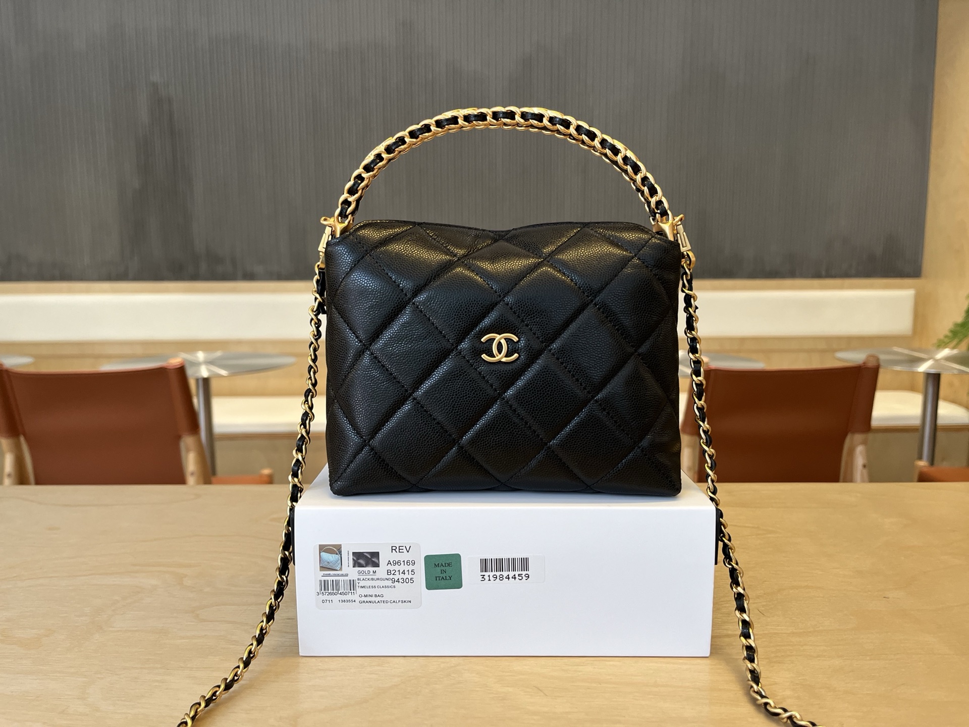 A96169 Chanel 25B Bolso de cadena con asa y logo Double C. El exquisito diseño del mango te hace más a la moda. Piel de…
