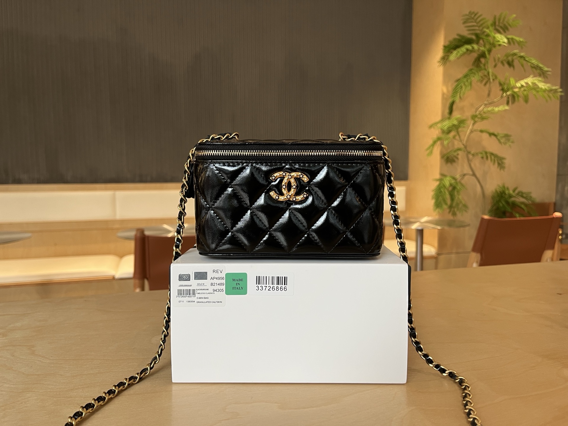 NO:688512,. A 26C chain cross-body bag for women is a popular box bag. It is exquisite and chic. The small chain cosmetic case can hold a mobile phone. The capacity is very touching and practical. It comes with 3 card slots, leaving space for the card holder. It is full leather with a small mirror inside, thoughtful details, and a large sewing logo logo on the bottom.  Adjustable small chain unlocks more lengths for carrying. Size 9.5*17*8cm, Chanel, chanel, cosmetic bags & cases19860909. A 26C链条斜跨女包爆款盒子包精巧别致链条小化妆盒可以放得下手机的,容量非常感人非常实用自带3个卡槽,剩下卡包空间,全皮内里内里带有小镜子,贴心细节,底部有车线大logo标识．可调节小链条解锁更多长度背法 尺寸9.5*17*8cm,香奈儿,chanel,cosmetic bags & cases,Bag