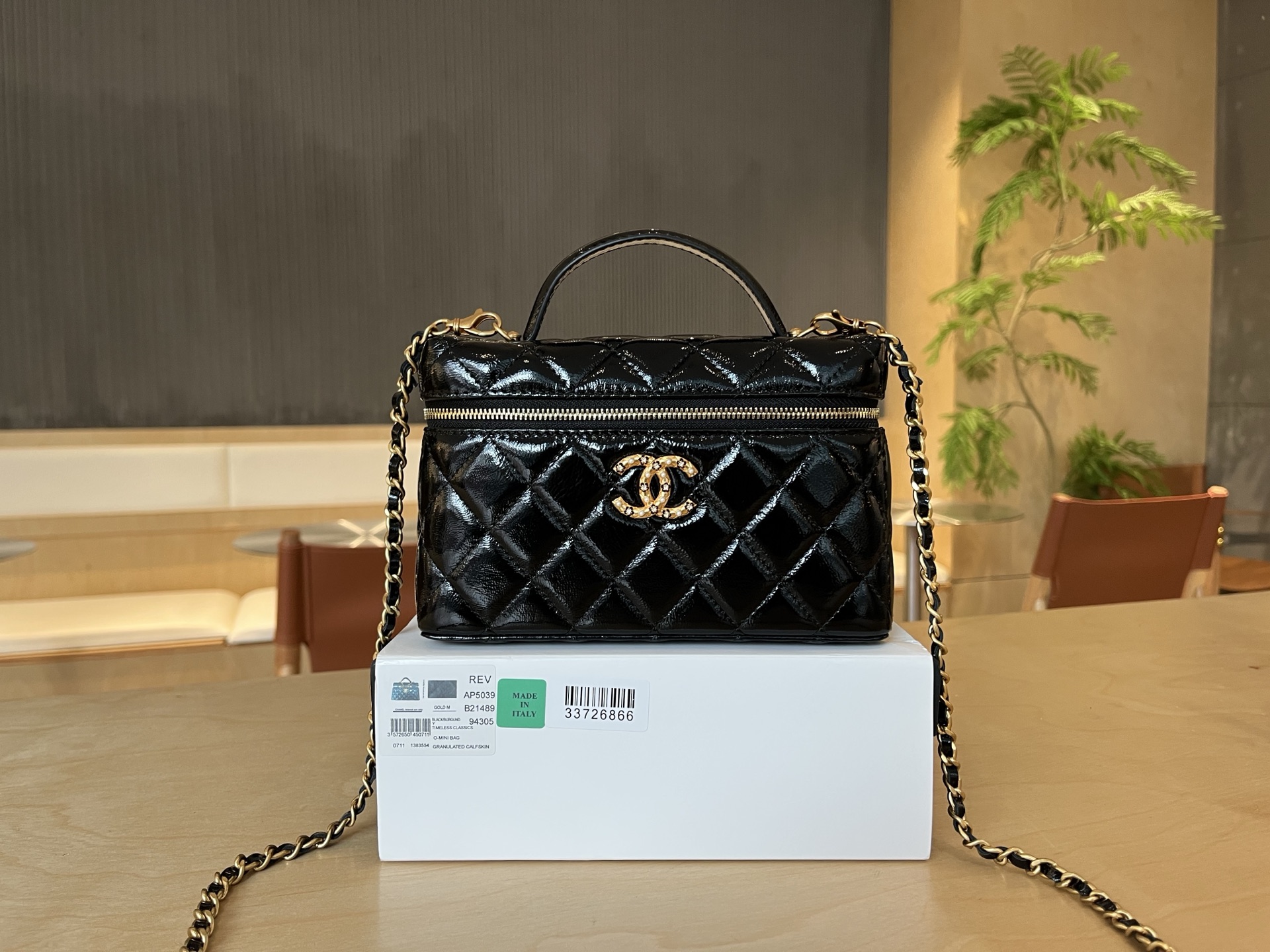 NO:688515,.A 26C chain cross-body women’s bag is a popular model. It is exquisite and unique. It can hold a mobile phone. The capacity is very touching and practical. Size 19cm, Chanel, Chanel19860909.A 26C链条斜跨女包爆款精巧别致可以放得下手机的,容量非常感人非常实用 尺寸19cm,香奈儿,chanel,Bag