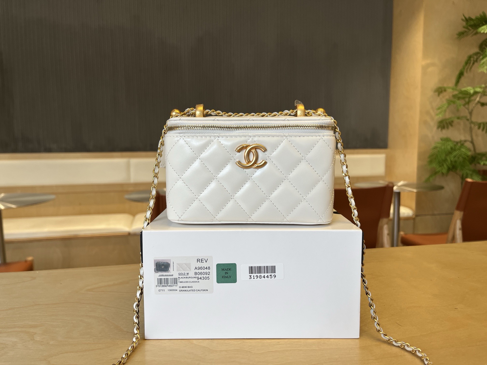 NO:688504,.A96151 Chanel 25 spring and summer new version, imported waxed cowhide, double gold ball makeup box, long box storage bag, size 17cm, Chanel, chanel, chanel, cosmetic bags & cases, cowhide19860909.A96151 Chanel 25春夏新版本 进口油蜡牛皮 双金球化妆盒子 长盒收纳包 尺寸17cm,香奈儿,chanel,chanel,cosmetic bags & cases,cowhide,Bag