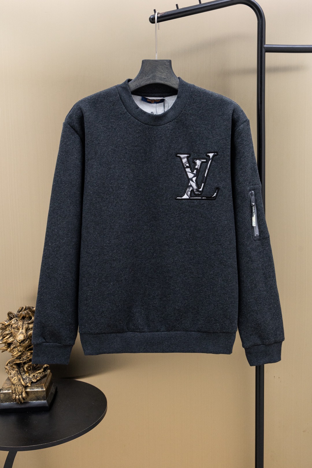 LV ● 380 1 ● S M L XL ● ● Manica lungaFelpa Felpa