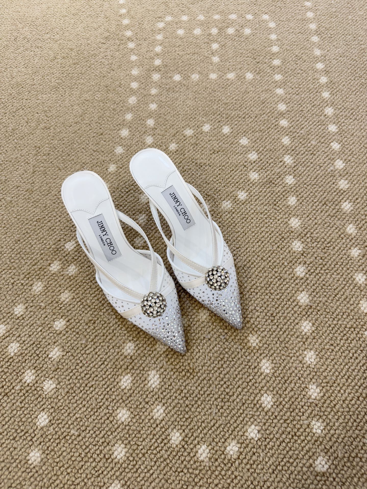 NO:814799,Jimmy Choo26 new rhinestone high-heeled sandals, mesh rhinestones, crystal ball decoration, exquisite and romantic. The upper is made of imported mesh, and the inner pads are all imported crystal sheepskin. Italian leather outsole. Heel height 7.5cm, size 35/36/37/38/39/40 (40 fixed), half-slip high heels, jimmy choo, sandals, high heels, sheepskin, Leather soles19860909Jimmy Choo26新款水钻高跟凉鞋 网纱烫钻 水晶球装饰 精致浪漫. 鞋面采用进口网纱面,内里垫脚均进口水晶羊皮. 意大利真皮大底. 跟高7.5cm 码数35/36/37/38/39/40（40定）,半拖高跟鞋,jimmy choo,sandals,high heels,sheepskin,Leather soles,Women's Shoes