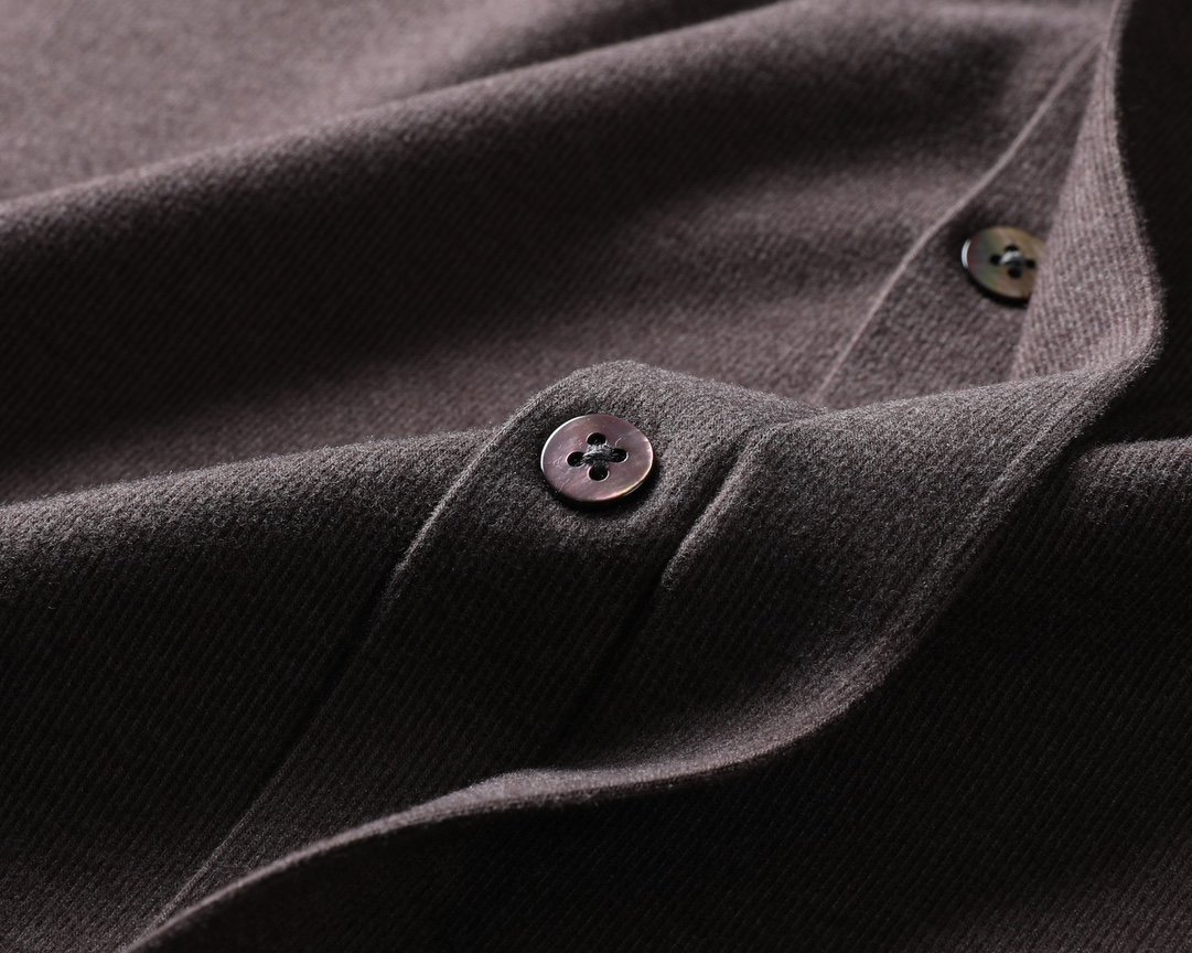 阿玛尼时尚简约春季衬衫简洁细腻的设计和高质细节而闻名裁剪完美后标最新英国吊点线技术更加完美用料一丝不苟适