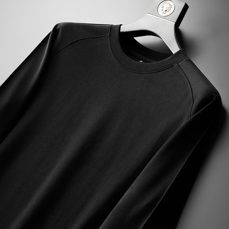 布鲁提时尚简约春季卫衣打底衫简洁细腻的设计和高质细节而闻名裁剪完美后标最新英国吊点线技术更加完美用料一丝