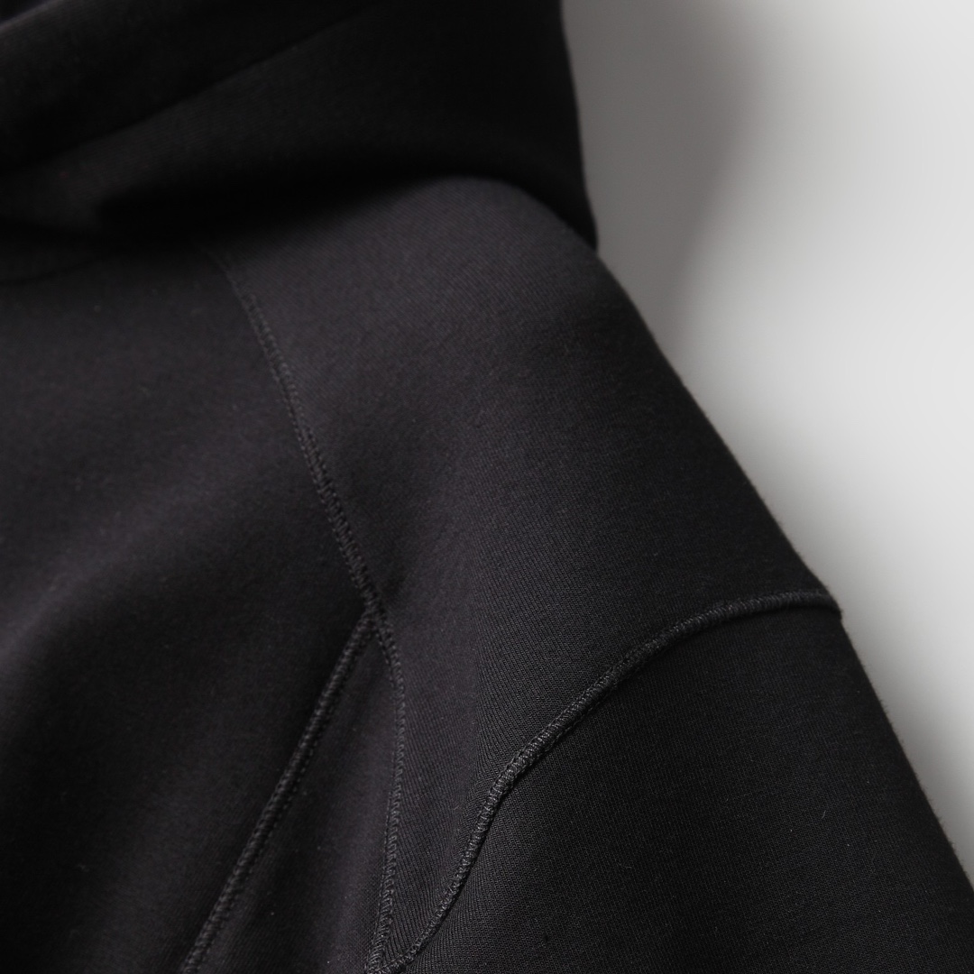 杰尼亚时尚简约春季连帽卫衣打底衫简洁细腻的设计和高质细节而闻名裁剪完美后标最新英国吊点线技术更加完美用料