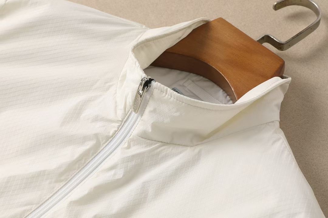 【 普拉达 】春季简约。夹克 风衣🌹贵族高级别要求订单 高标准定制　上身非常有型 🍃经典百搭 客供五金 