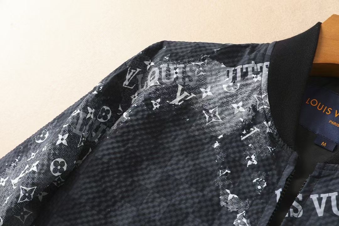 【 LV 】春季简约。夹克 风衣🌹贵族高级别要求订单 高标准定制　上身非常有型 🍃经典百搭 客供五金 每