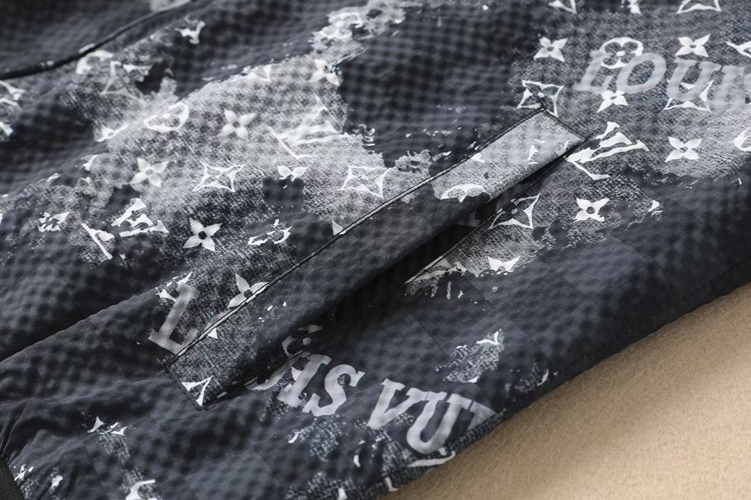 【 LV 】春季简约。夹克 风衣🌹贵族高级别要求订单 高标准定制　上身非常有型 🍃经典百搭 客供五金 每