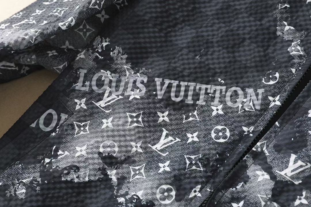 【 LV 】春季简约。夹克 风衣🌹贵族高级别要求订单 高标准定制　上身非常有型 🍃经典百搭 客供五金 每