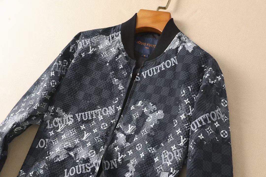 【 LV 】春季简约。夹克 风衣🌹贵族高级别要求订单 高标准定制　上身非常有型 🍃经典百搭 客供五金 每
