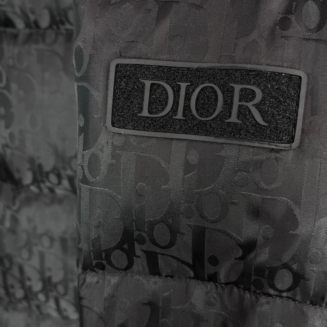 Dior2024ss新款迪奥立领夹克羽绒服爆款现货！选用上乘的面料表现出耀眼始终保持高级华丽的设计路线做