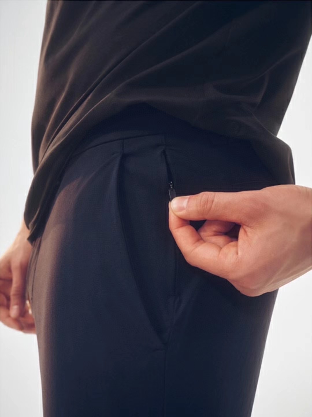 【 阿玛尼 】简约时尚 春季休闲裤👖身穿着非常舒适 低调不失奢华 穿出去非常有档次,裤型款式和裁剪亦无需
