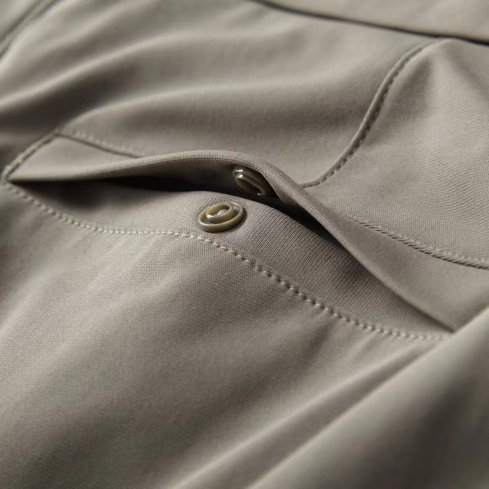 【 阿玛尼 】简约时尚 春季休闲裤👖身穿着非常舒适 低调不失奢华 穿出去非常有档次,裤型款式和裁剪亦无需