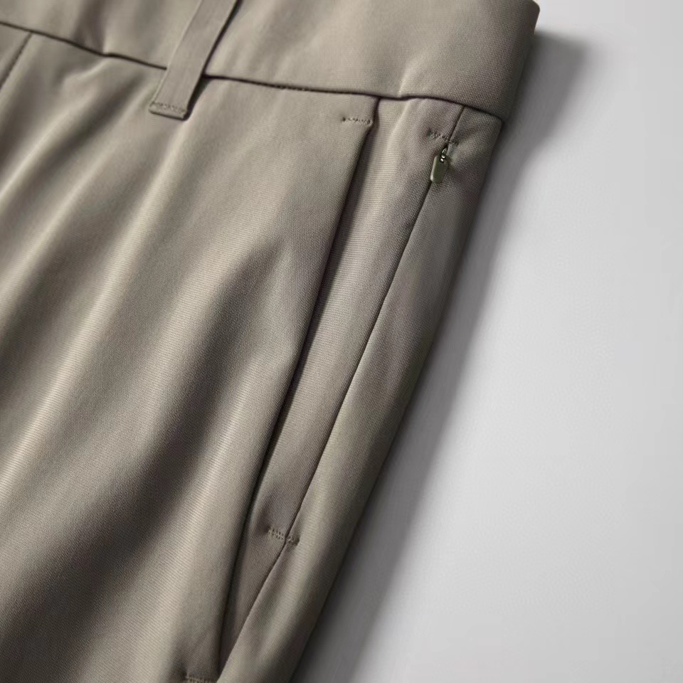 【 阿玛尼 】简约时尚 春季休闲裤👖身穿着非常舒适 低调不失奢华 穿出去非常有档次,裤型款式和裁剪亦无需