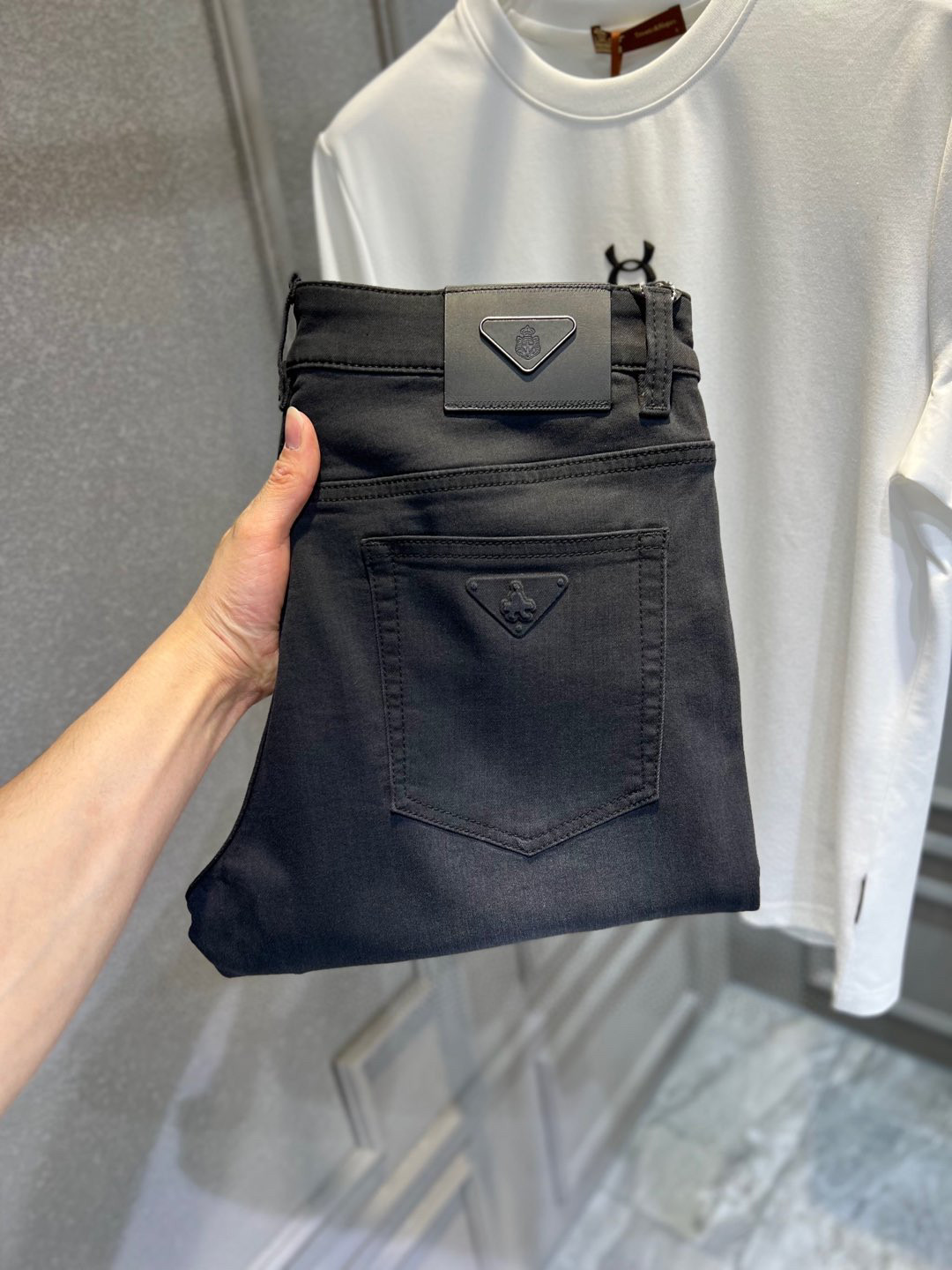 【 普拉达 】简约时尚 春夏牛仔裤👖身穿着非常舒适 低调不失奢华 穿出去非常有档次,裤型款式和裁剪亦无需