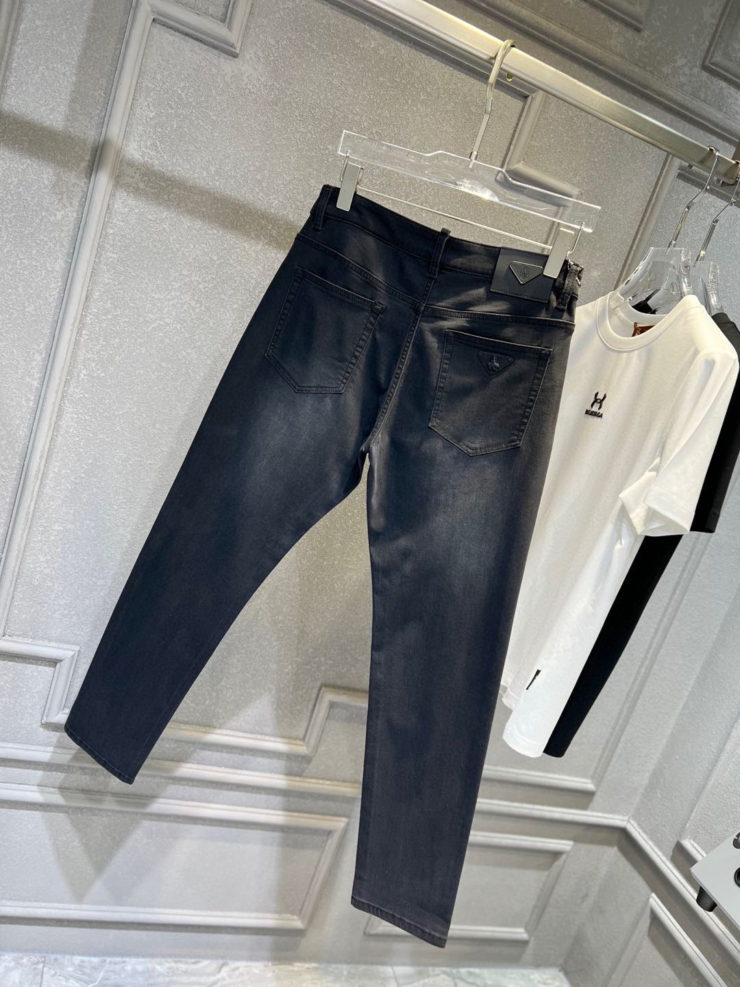 【 普拉达 】简约时尚 春夏牛仔裤👖身穿着非常舒适 低调不失奢华 穿出去非常有档次,裤型款式和裁剪亦无需