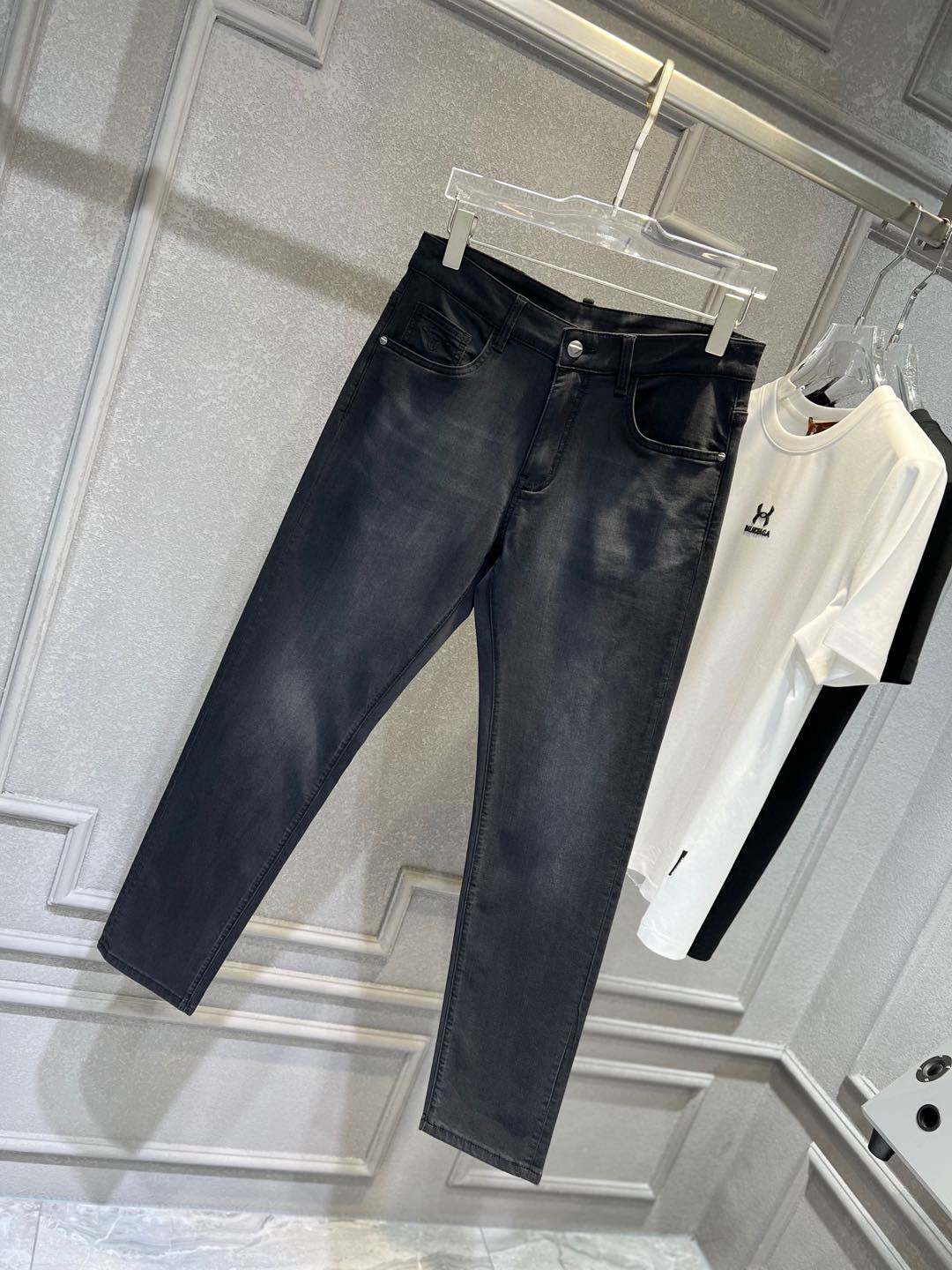 【 普拉达 】简约时尚 春夏牛仔裤👖身穿着非常舒适 低调不失奢华 穿出去非常有档次,裤型款式和裁剪亦无需