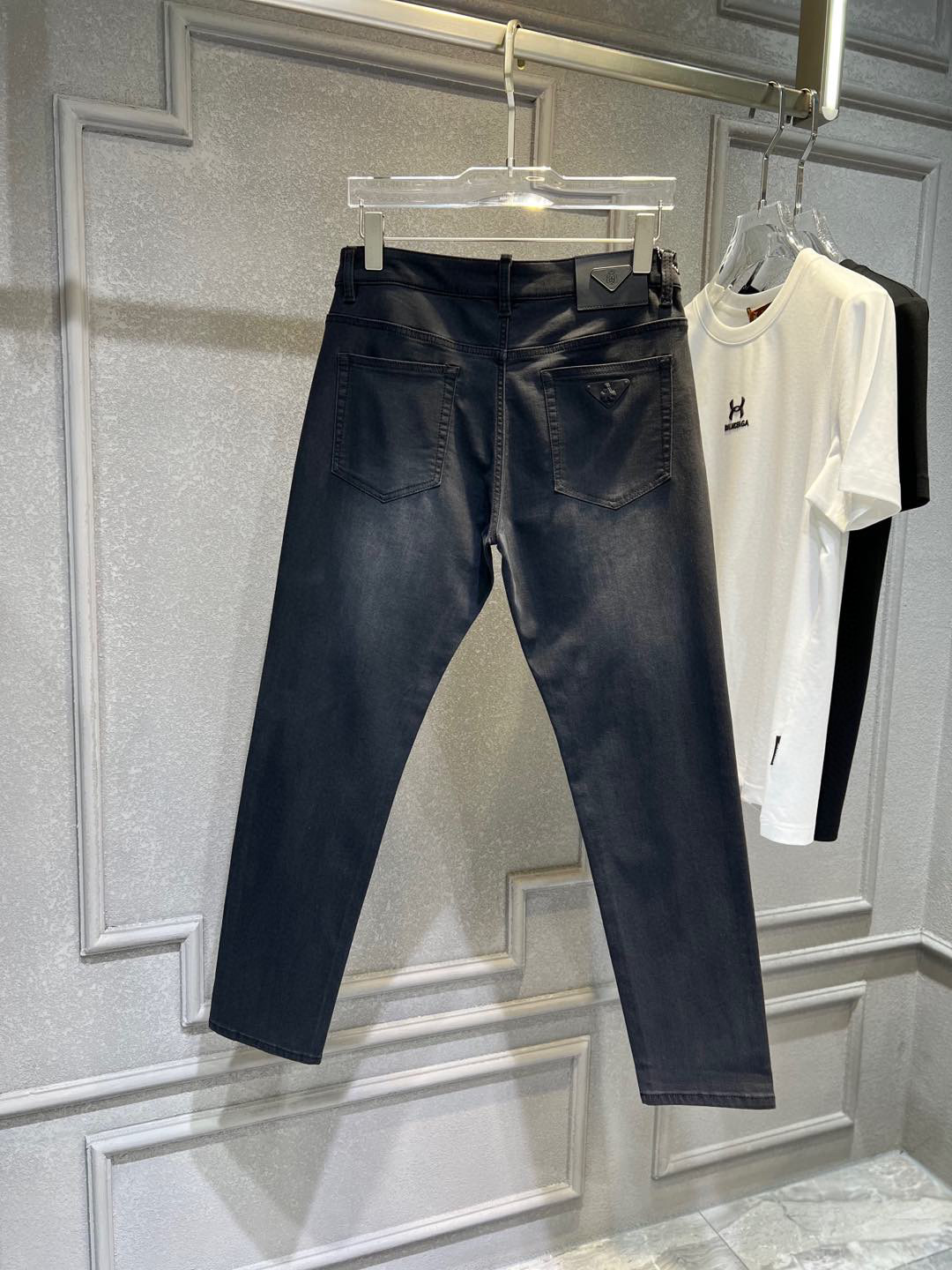 【 普拉达 】简约时尚 春夏牛仔裤👖身穿着非常舒适 低调不失奢华 穿出去非常有档次,裤型款式和裁剪亦无需