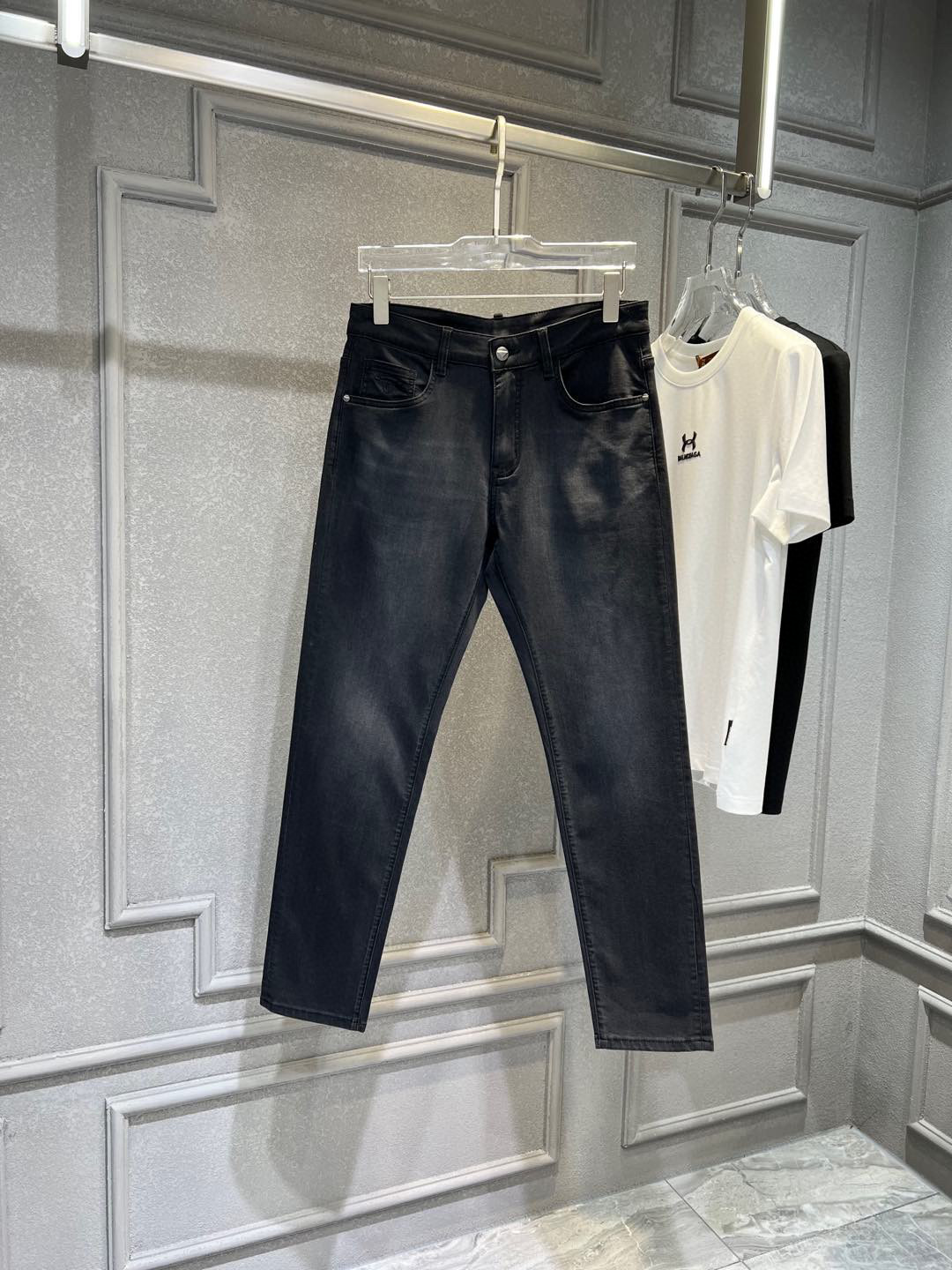 【 普拉达 】简约时尚 春夏牛仔裤👖身穿着非常舒适 低调不失奢华 穿出去非常有档次,裤型款式和裁剪亦无需