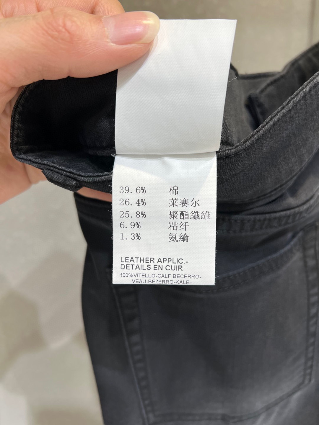 【 普拉达 】简约时尚 春夏牛仔裤👖身穿着非常舒适 低调不失奢华 穿出去非常有档次,裤型款式和裁剪亦无需