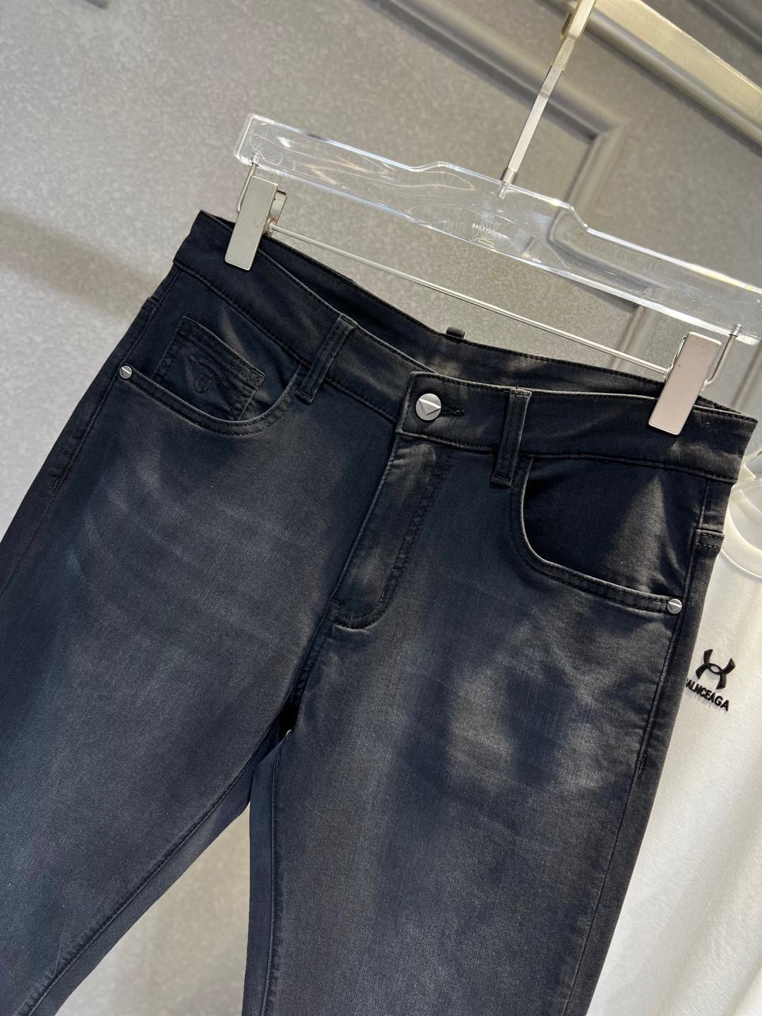 【 普拉达 】简约时尚 春夏牛仔裤👖身穿着非常舒适 低调不失奢华 穿出去非常有档次,裤型款式和裁剪亦无需