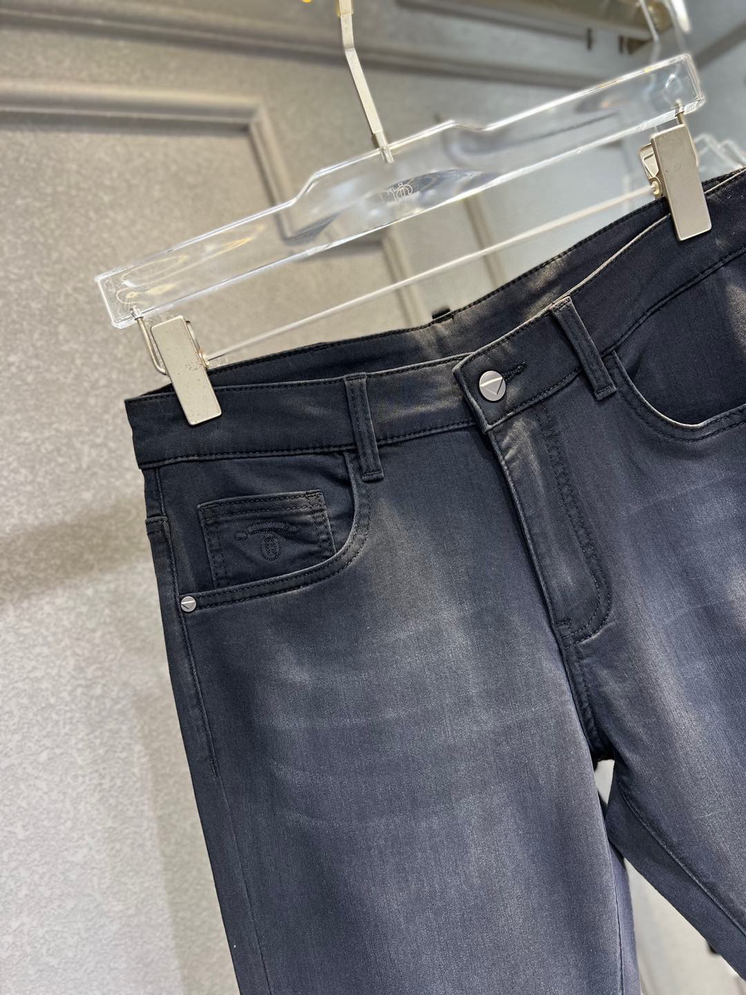 【 普拉达 】简约时尚 春夏牛仔裤👖身穿着非常舒适 低调不失奢华 穿出去非常有档次,裤型款式和裁剪亦无需
