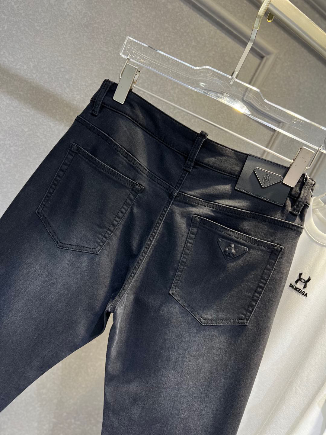 【 普拉达 】简约时尚 春夏牛仔裤👖身穿着非常舒适 低调不失奢华 穿出去非常有档次,裤型款式和裁剪亦无需