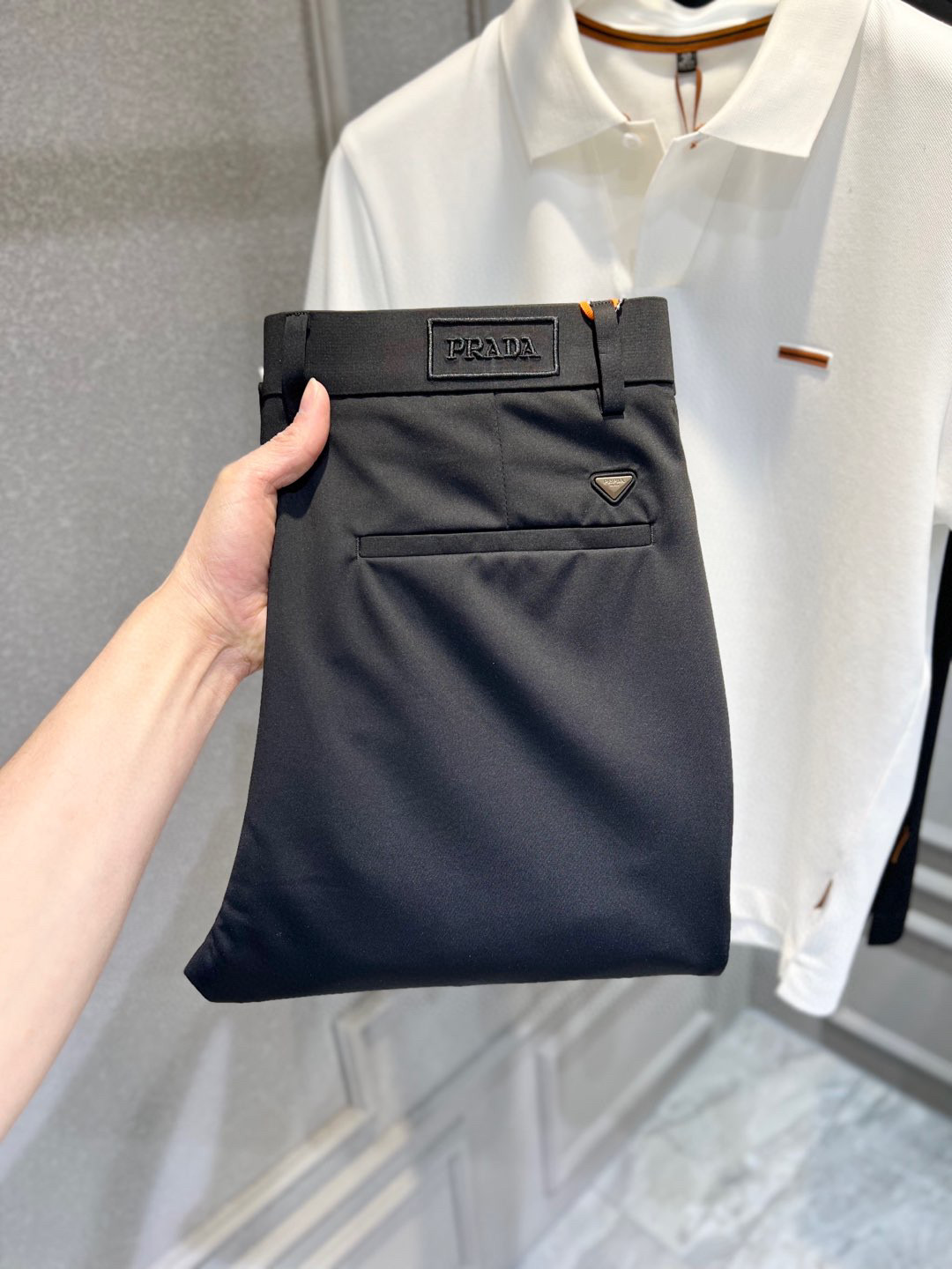 【 普拉达 】简约时尚 春夏休闲裤👖身穿着非常舒适 低调不失奢华 穿出去非常有档次,裤型款式和裁剪亦无需