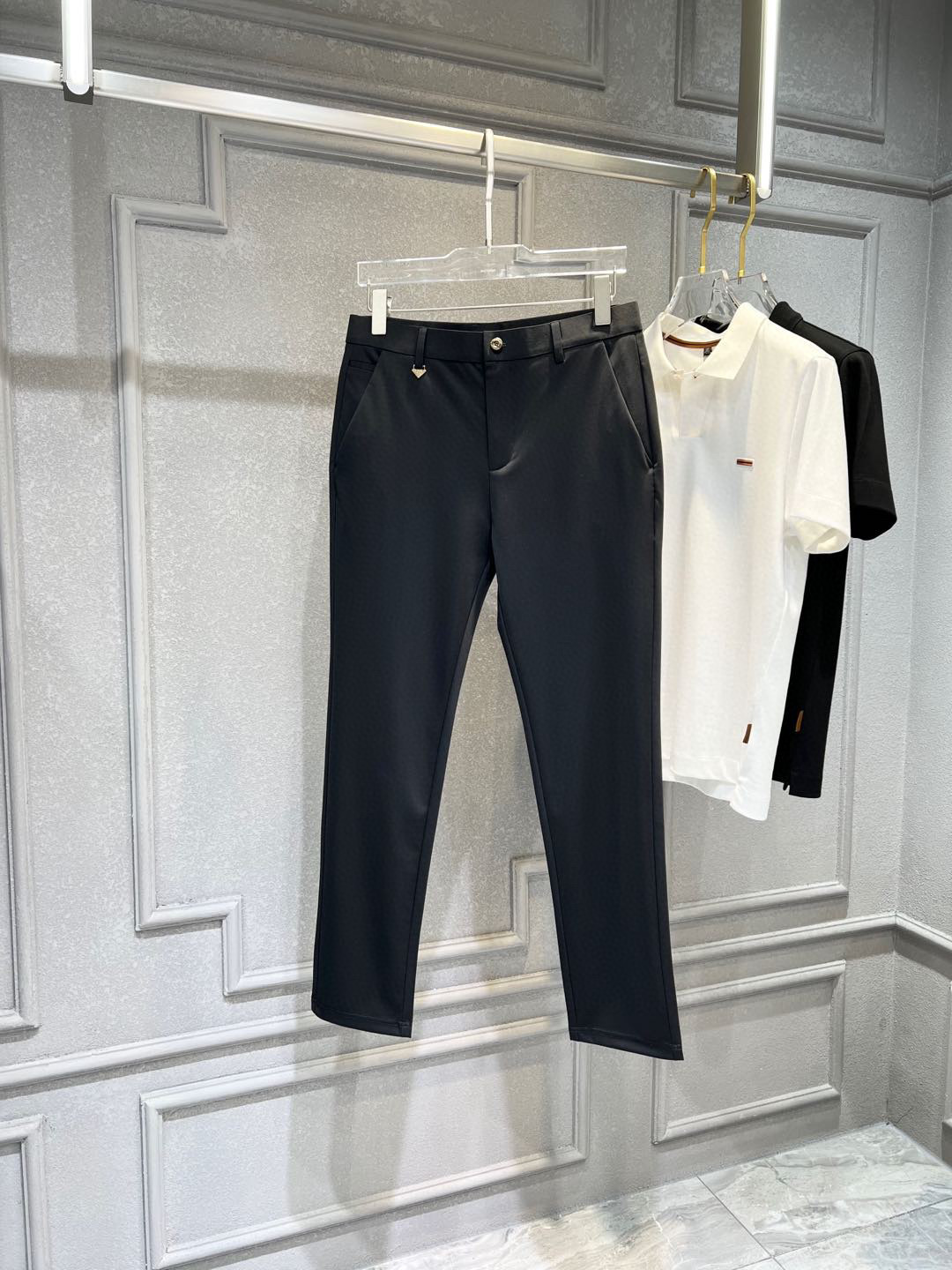 【 普拉达 】简约时尚 春夏休闲裤👖身穿着非常舒适 低调不失奢华 穿出去非常有档次,裤型款式和裁剪亦无需