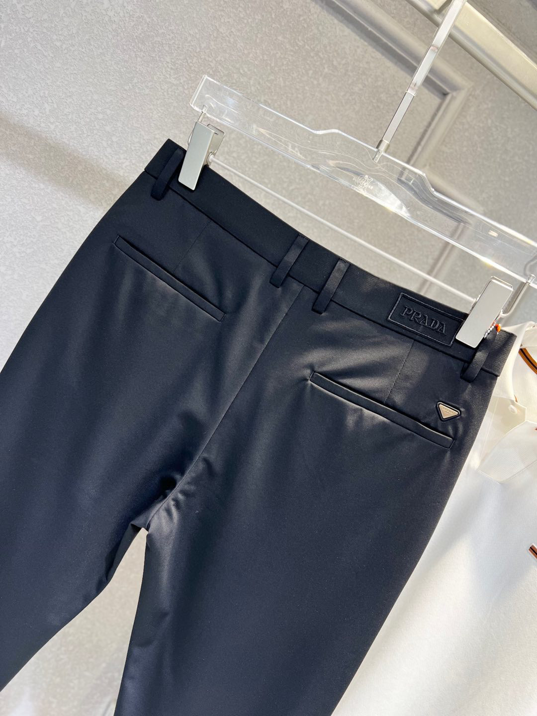 【 普拉达 】简约时尚 春夏休闲裤👖身穿着非常舒适 低调不失奢华 穿出去非常有档次,裤型款式和裁剪亦无需