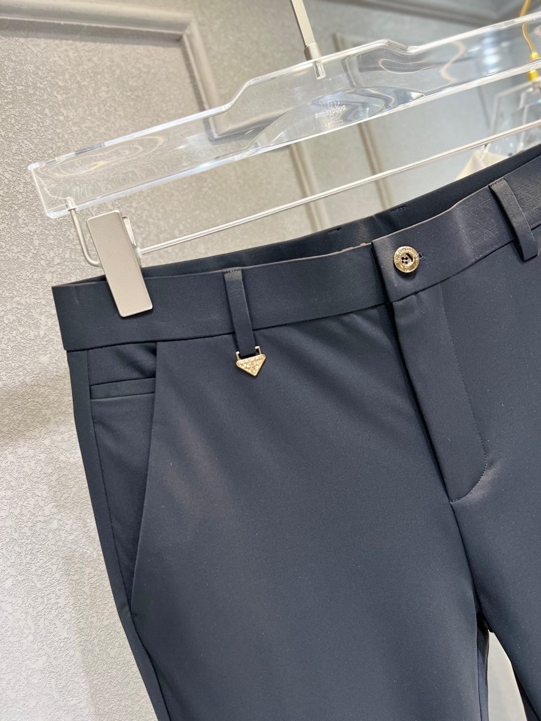 【 普拉达 】简约时尚 春夏休闲裤👖身穿着非常舒适 低调不失奢华 穿出去非常有档次,裤型款式和裁剪亦无需