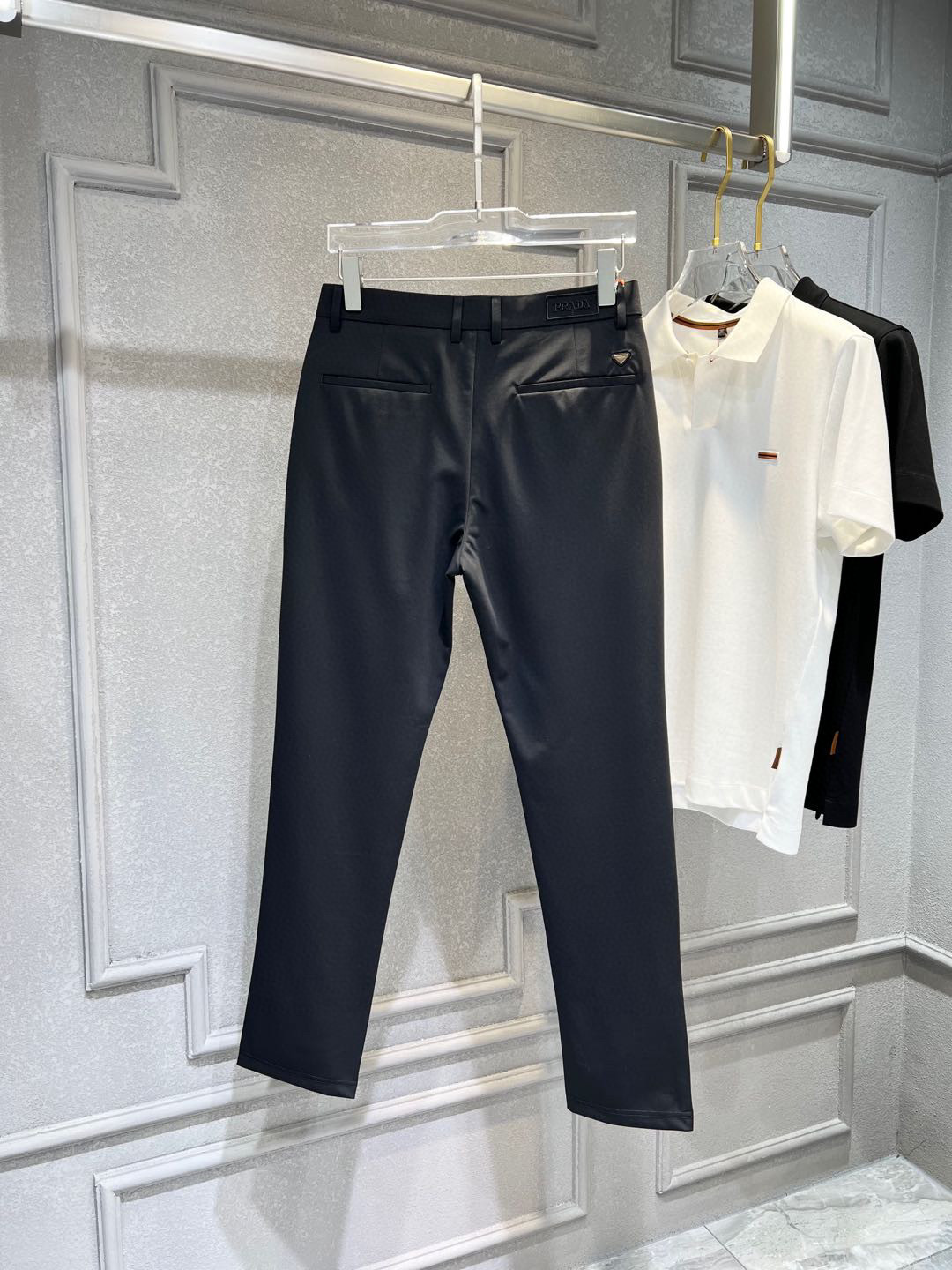 【 普拉达 】简约时尚 春夏休闲裤👖身穿着非常舒适 低调不失奢华 穿出去非常有档次,裤型款式和裁剪亦无需