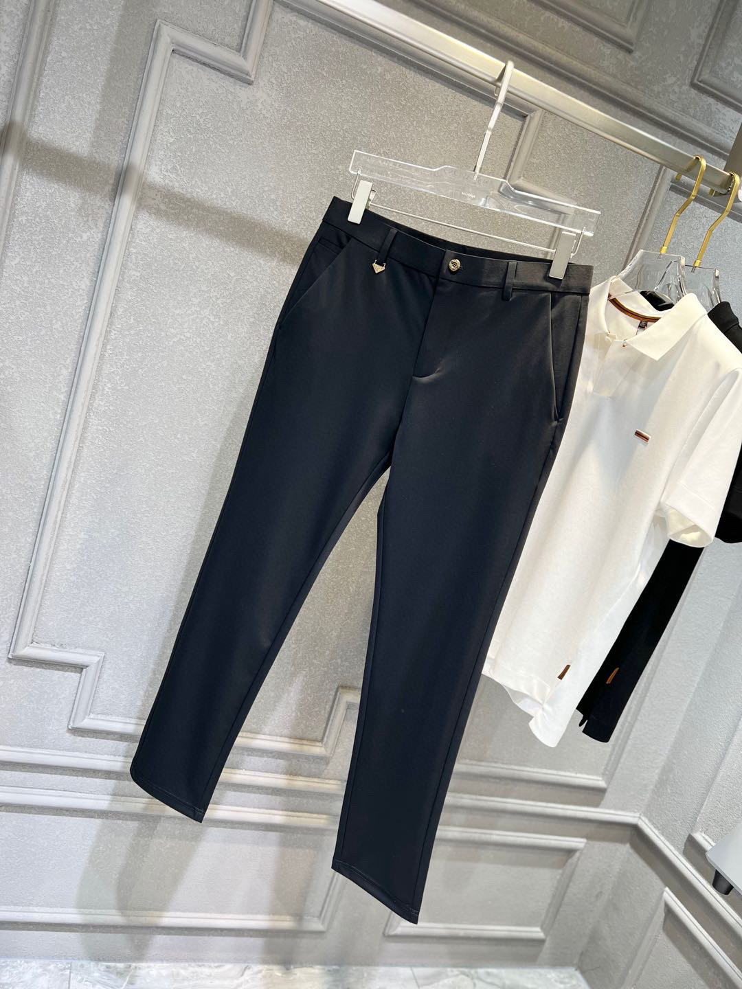 【 普拉达 】简约时尚 春夏休闲裤👖身穿着非常舒适 低调不失奢华 穿出去非常有档次,裤型款式和裁剪亦无需