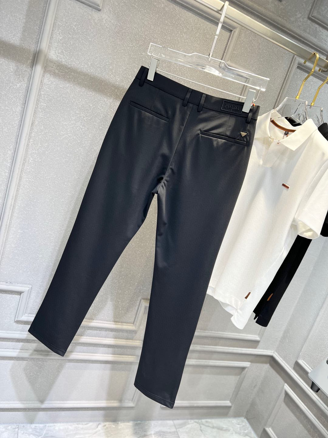 【 普拉达 】简约时尚 春夏休闲裤👖身穿着非常舒适 低调不失奢华 穿出去非常有档次,裤型款式和裁剪亦无需