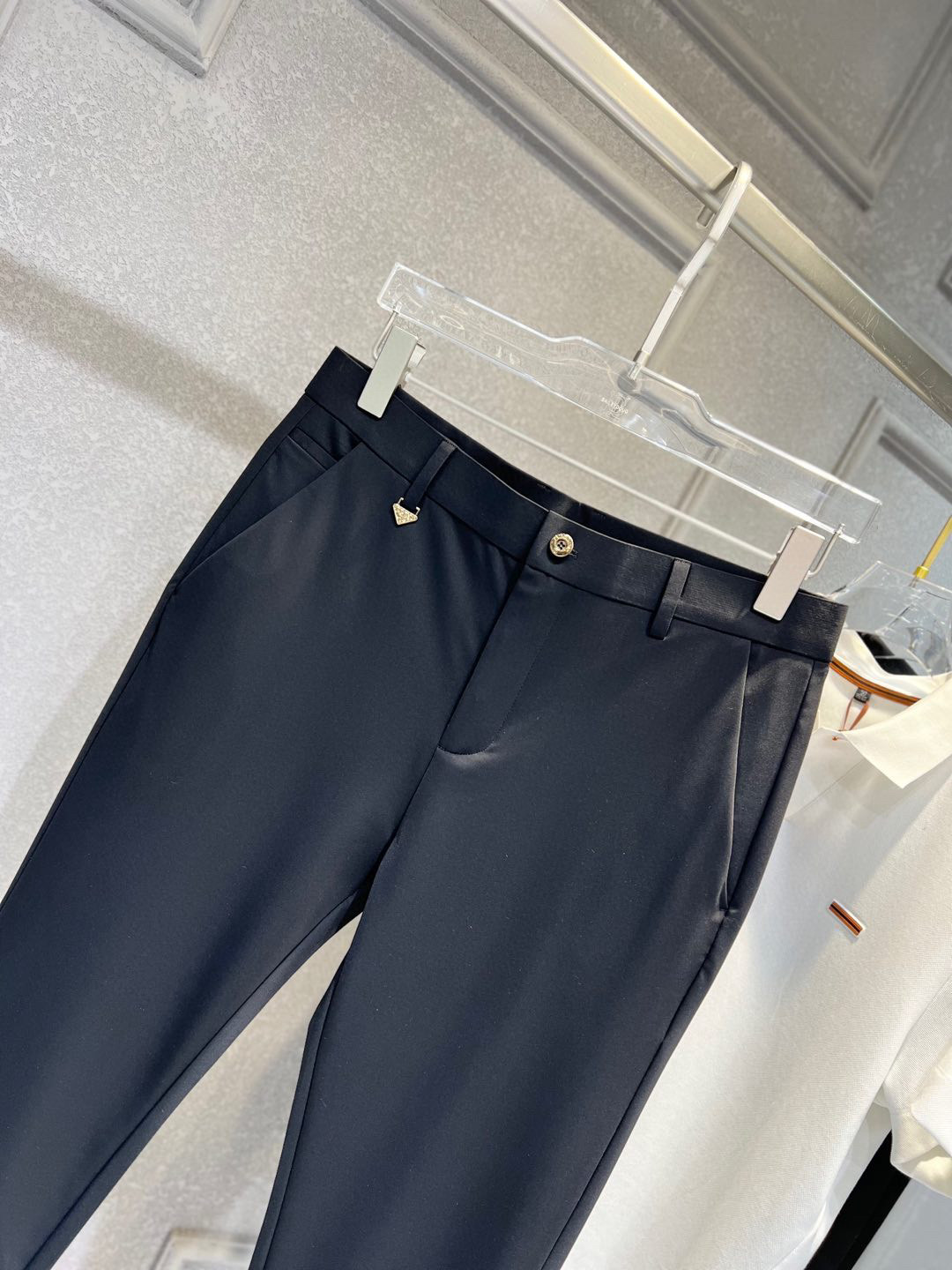 【 普拉达 】简约时尚 春夏休闲裤👖身穿着非常舒适 低调不失奢华 穿出去非常有档次,裤型款式和裁剪亦无需