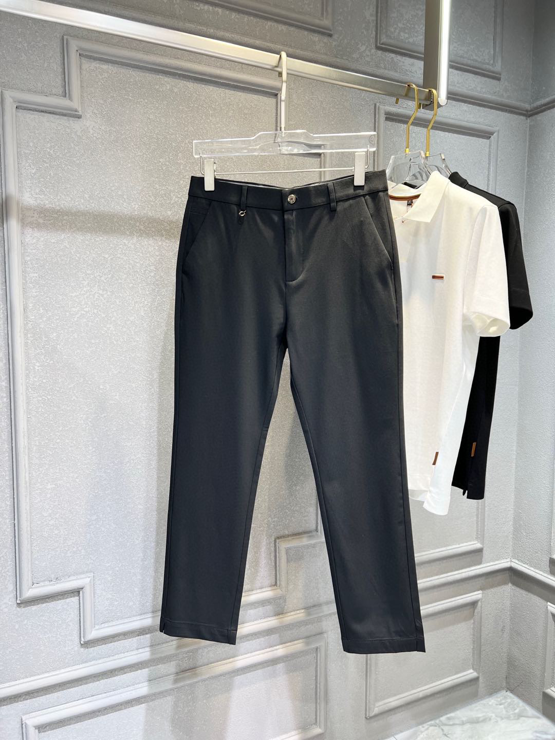 【 蒙口 】简约时尚 春夏休闲裤👖身穿着非常舒适 低调不失奢华 穿出去非常有档次,裤型款式和裁剪亦无需多