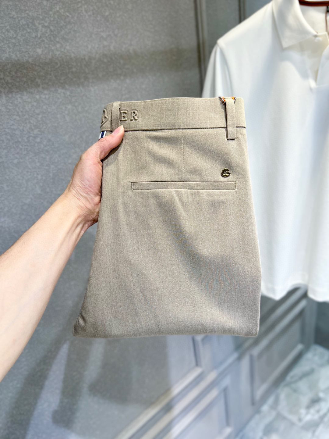 【 蒙口 】简约时尚 春夏休闲裤👖身穿着非常舒适 低调不失奢华 穿出去非常有档次,裤型款式和裁剪亦无需多