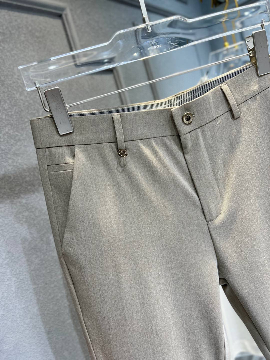 【 蒙口 】简约时尚 春夏休闲裤👖身穿着非常舒适 低调不失奢华 穿出去非常有档次,裤型款式和裁剪亦无需多